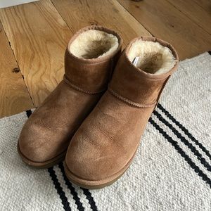 UGG minis in color Chestnut, size 7